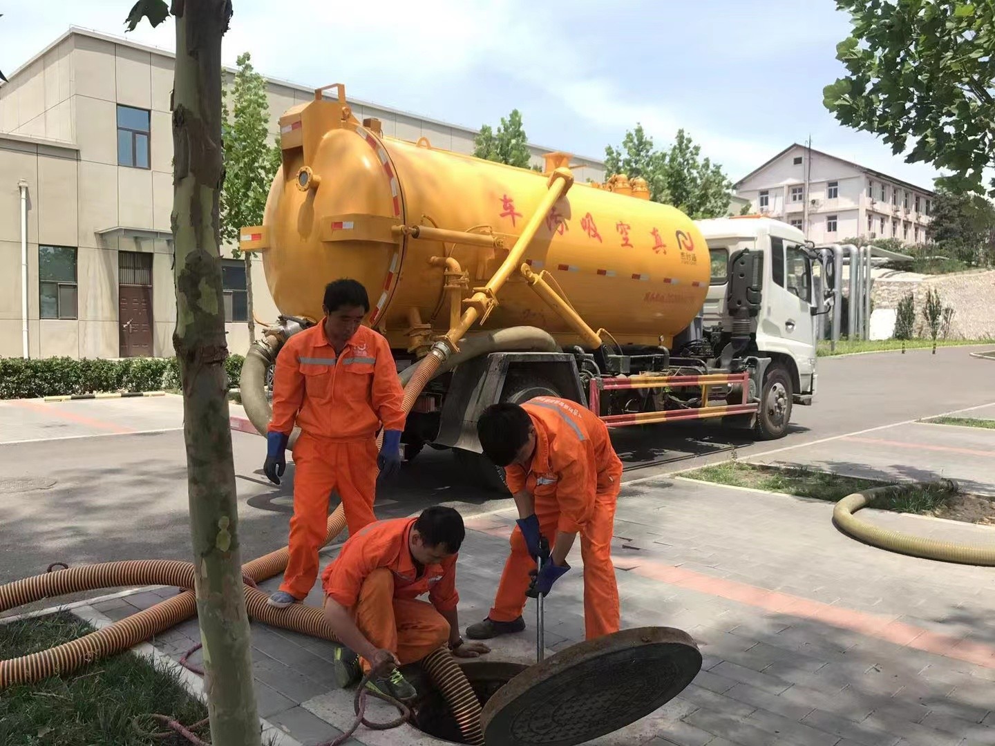 维扬管道疏通车停在窨井附近