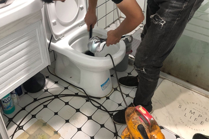 维扬马桶堵塞自己疏通还是找师傅？专业上门服务让你省时更省心