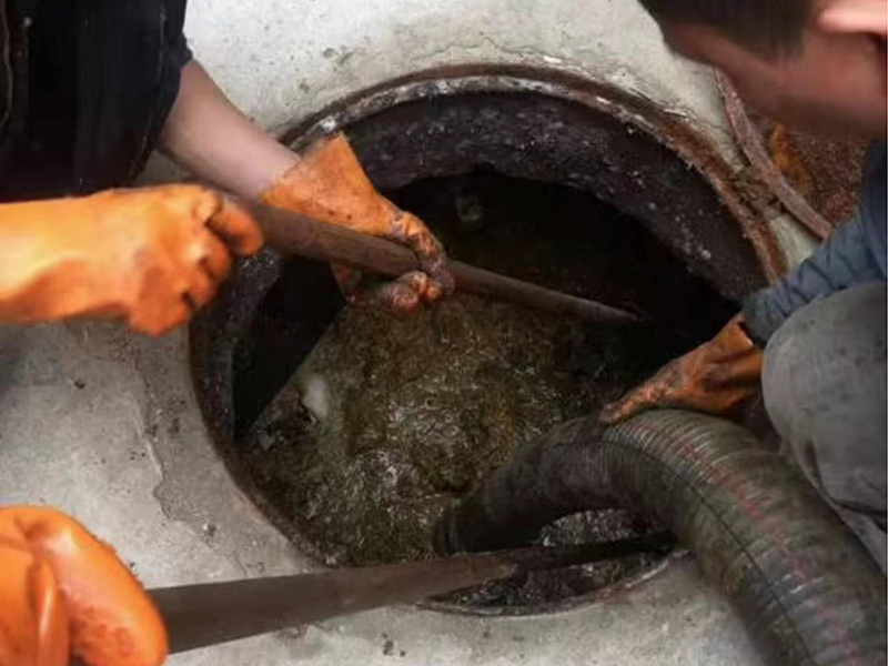 维扬清理化粪池时如何避免沼气的危害？